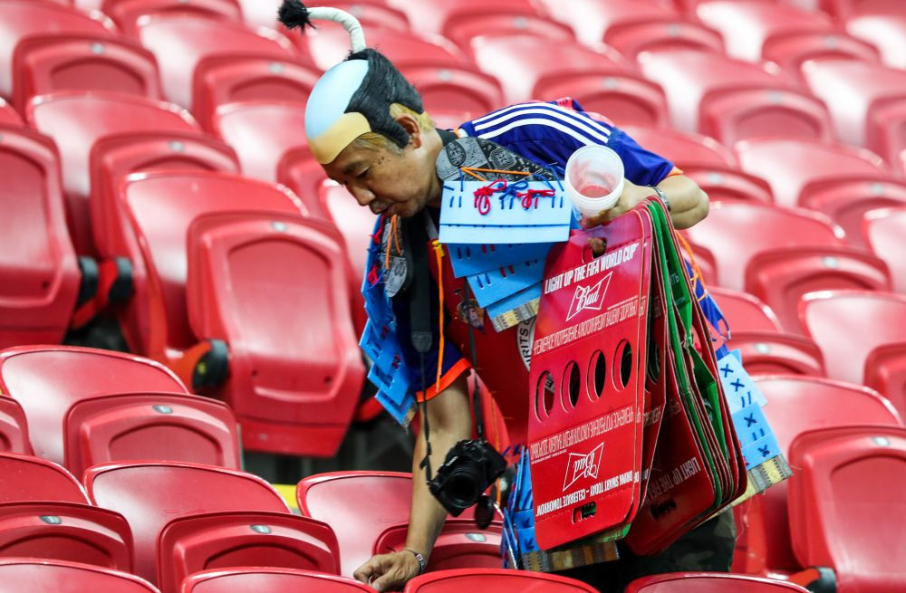 IMAGINEA MONDIALULUI | Cum au fost surprinsi doi suporter la finalul meciului Brazilia - Belgia! Nu sustineau niciuna dintre echipe