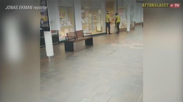 Trei hoti au incercat sa dea MAREA LOVITURA in timpul meciului Anglia - Suedia! S-au imbracat in tricoul nationalei si au dat spargerea la un magazin de bijuterii | VIDEO