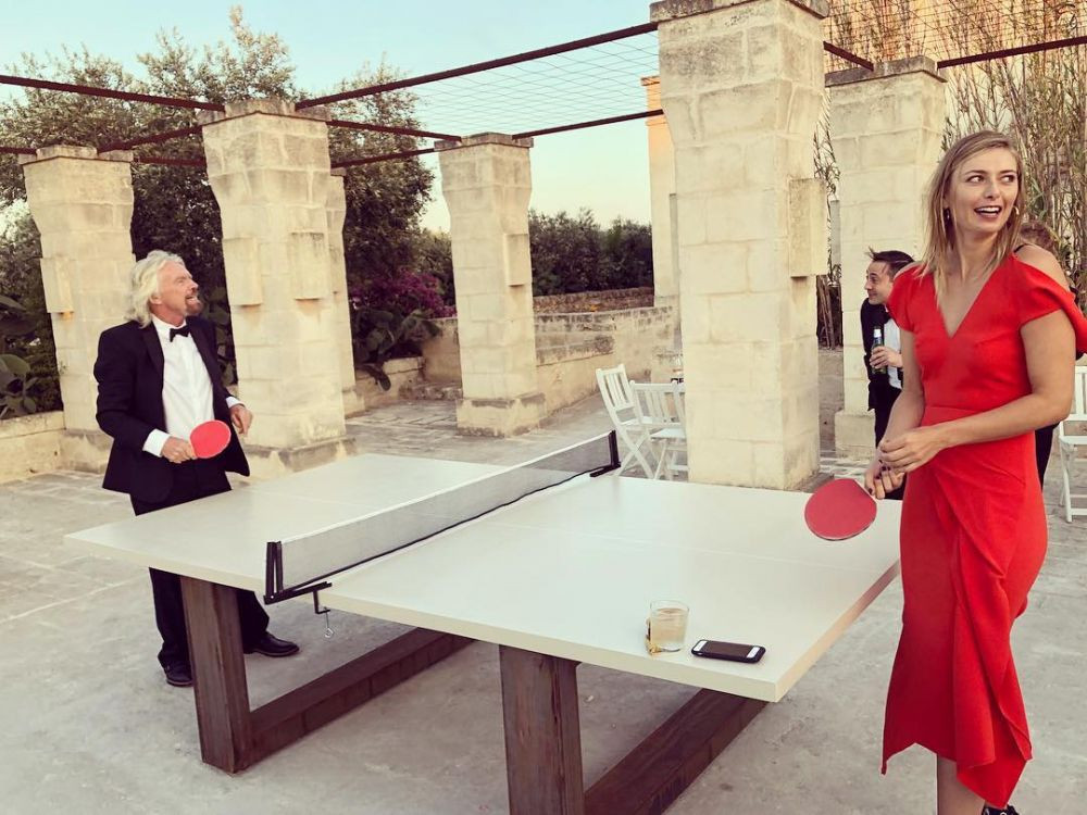 Sharapova, vacanta de VIS dupa eliminarea de la Wimbledon! A jucat tenis de masa cu un miliardar: Imi dai un bilet catre SPATIU daca te bat? FOTO