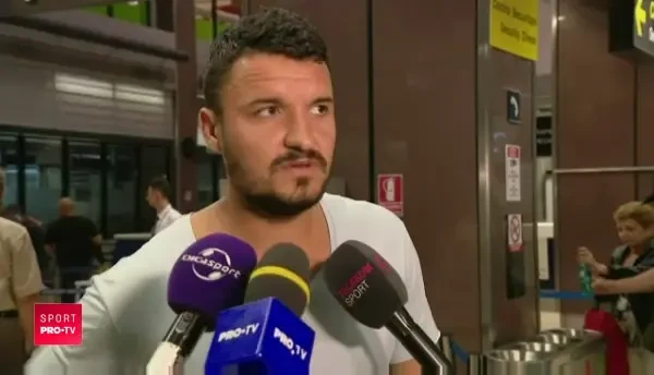 Toata lumea s-a uitat la picioarele lui Budescu pe aeroport! :)) Cum a venit incaltat