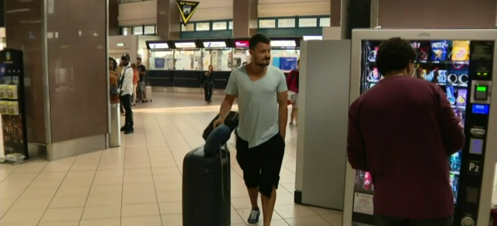 Toata lumea s-a uitat la picioarele lui Budescu pe aeroport! :)) Cum a venit incaltat