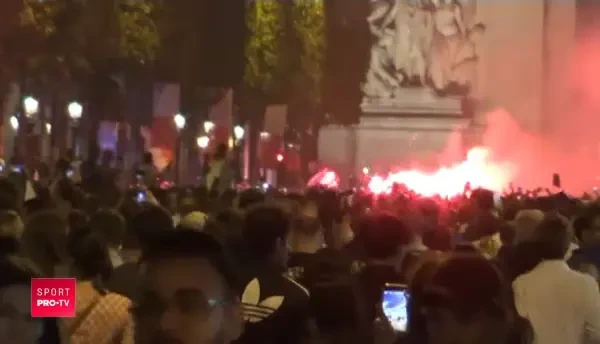 Franta, in finala Cupei Mondiale! Zeci de mii de oameni au petrecut la Paris! Incidente cu jandarmii! VIDEO