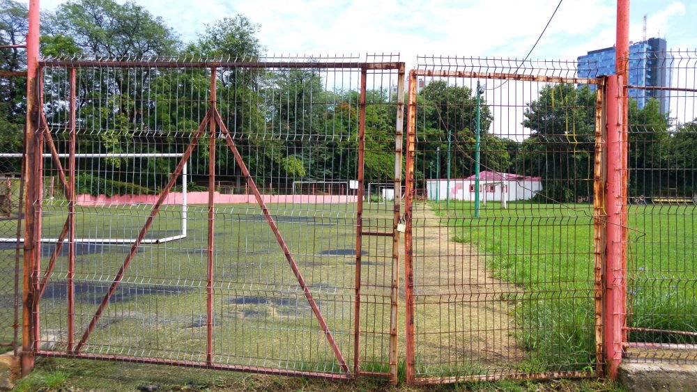FOTO / In ce hal a ajuns baza Dinamo! Mizerie, ruine, inscriptii naziste si rasiste_8