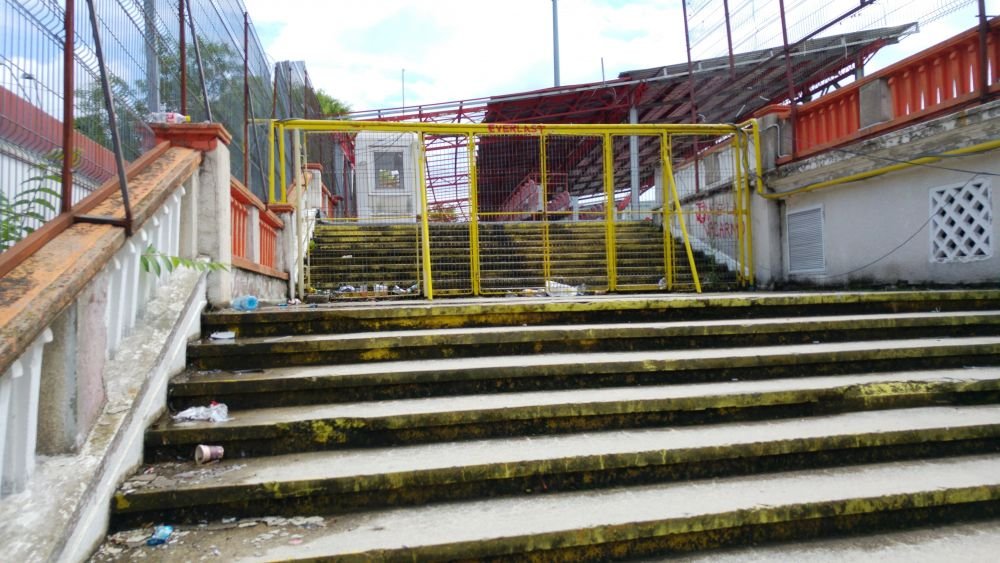 FOTO / In ce hal a ajuns baza Dinamo! Mizerie, ruine, inscriptii naziste si rasiste_11