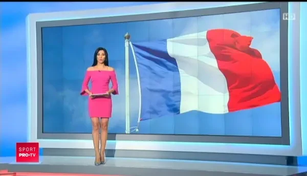 Ca-n filmele cu Le Gendarme :) Moment haios la defilarea de ziua nationala a Frantei: doi politisti pe motociclete au facut accident