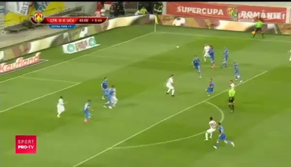 Neymar de Romania! Cum a cerut Tucudean penalty in finalul primei reprize a Supercupei. Refuzat de arbitru, s-a ridicat ca si cum nimic nu s-a intamplat