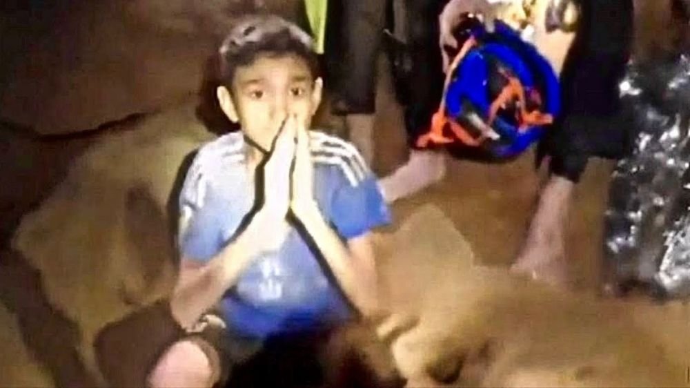 Invitati de FIFA la finala Mondialului, cei 12 copii salvati dintr-o pestera din Thailanda nu au fost lasati sa mearga in Rusia. Motivul