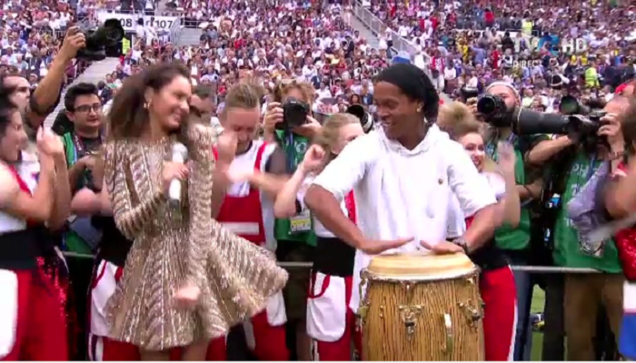 Moment demential inainte de finala! Ronaldinho a cantat Kalinka la tarabana, tot stadionul in delir_1