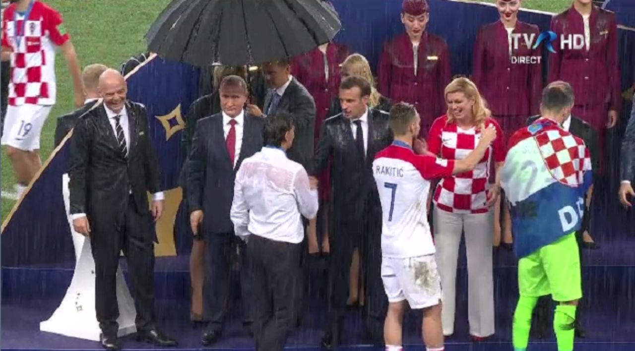 Moscova, ploaie torentiala: o singura umbrela, pentru Vladimir Putin :) Imaginile care fac inconjurul lumii_2