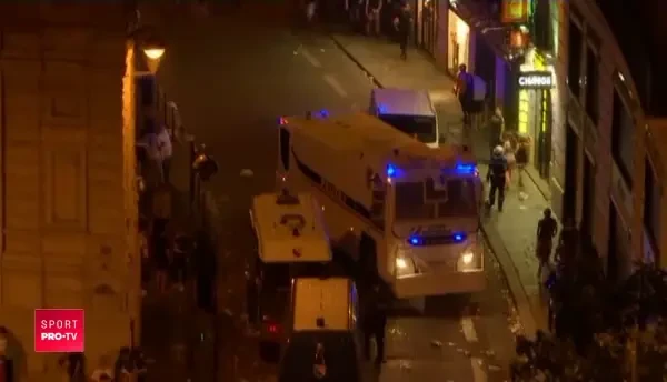 INCIDENTE pe strazile din Paris dupa victoria Frantei la Cupa Mondiala! Doi morti in timpul bucuriilor! VIDEO