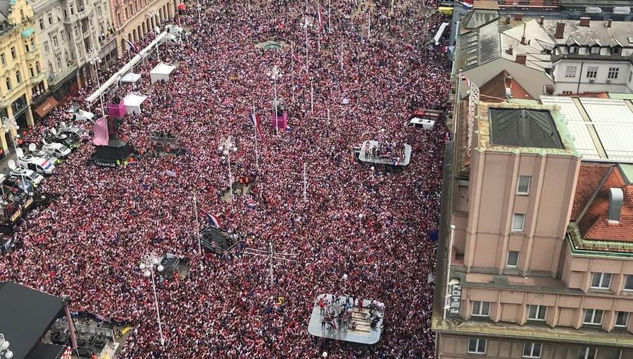 Croatii, primiti ca niste EROI la Zagreb de 100.000 de oameni: Pentru noi, sunteti campioni! Imagini FABULOASE