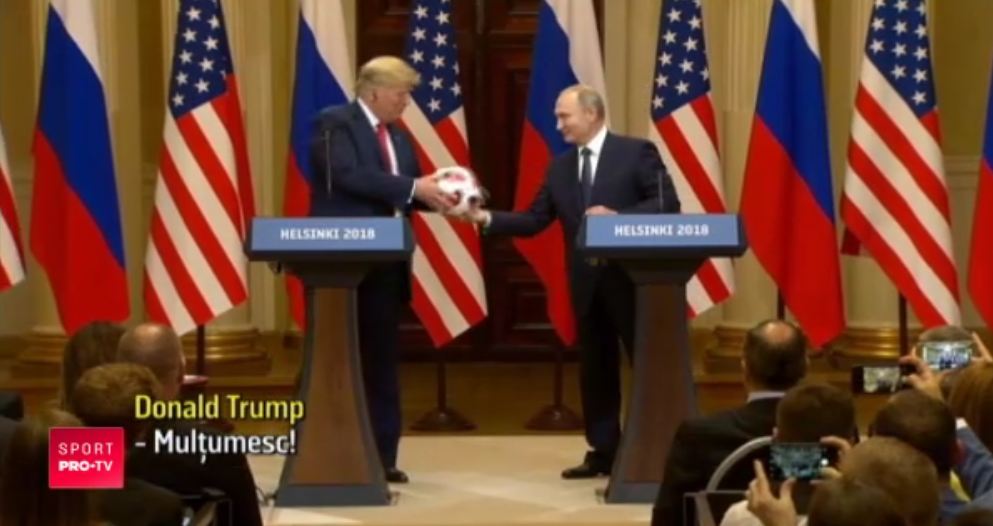 Cei mai puternici oameni din lume s-au jucat cu mingea Mondialului. Putin i-a facut-o cadou lui Trump!