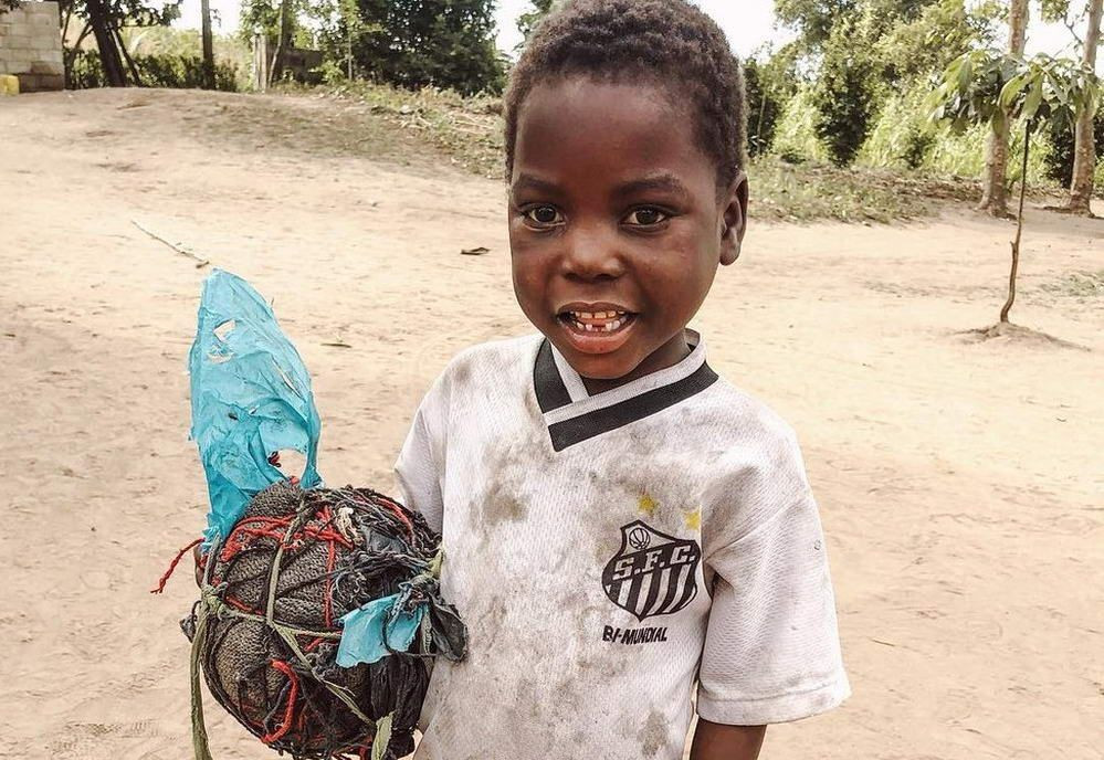 Imaginea care a RUPT milioane de inimi! Ce decizie a luat Santos dupa aparitia lui Pixie , pustiul afican cu minge din carpe