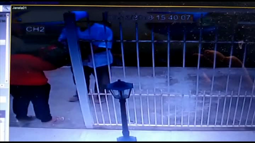 Imagini INCREDIBILE surprinse de camere: mama unui star brazilian de la Cupa Mondiala, RAPITA de indivizi mascati din fata casei!