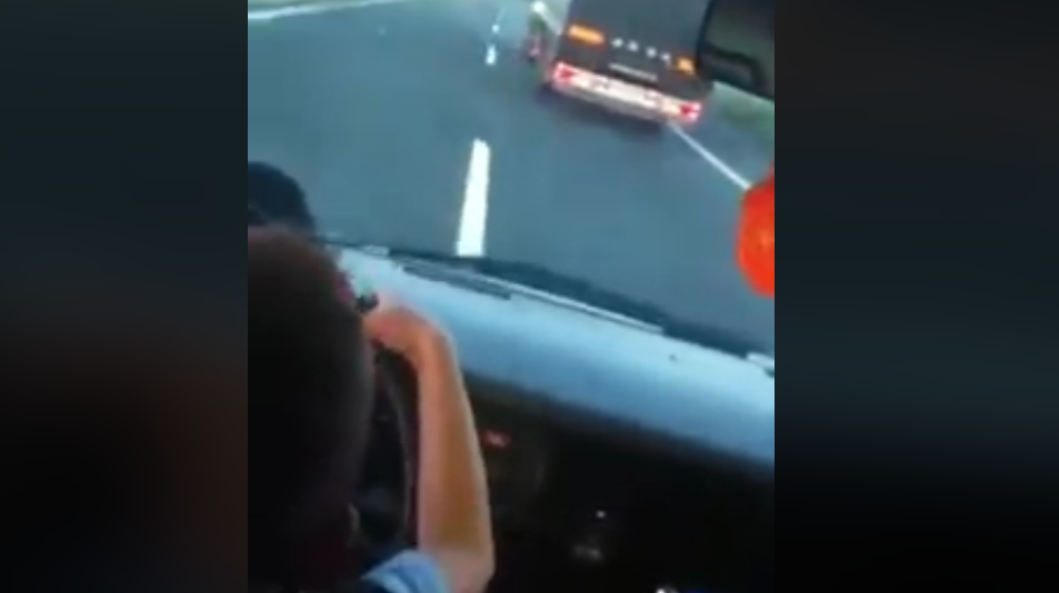 Copilul din Romania care a depasit cu 120 km/h un camion pe autostrada! Politia s-a sesizat imediat! VIDEO