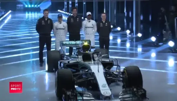 Lewis Hamilton si-a prelungit contractul cu Mercedes pana in 2020. VIDEO