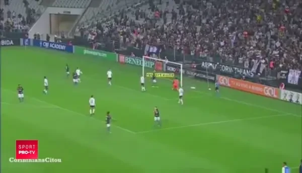 Asa ceva NU s-a mai vazut pe terenul de fotbal! Nici macar nu iti dai seama ce s-a intamplat pana la reluare! Ce a putut sa faca un portar