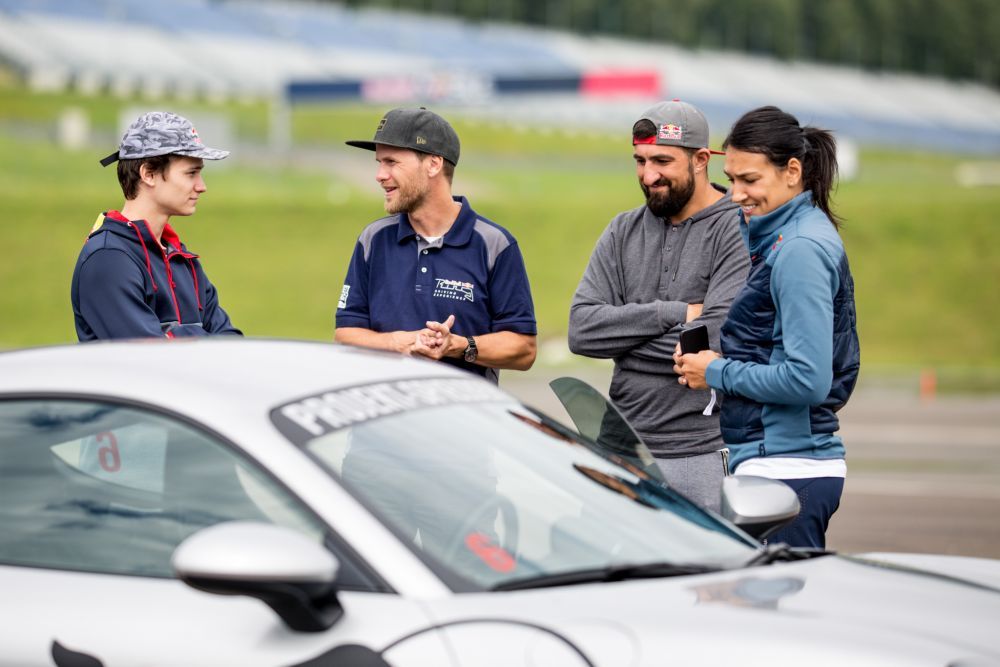 VIDEO | Cristina Neagu a pilotat cu peste 200 km/h pe circuitul unde se organizeaza cursa de Formula 1 din Austria_2