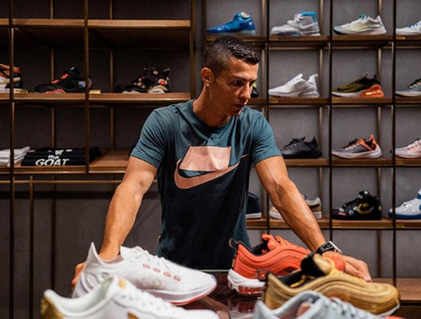Detaliul genial observat in dressingul lui Ronaldo! Ce tricou special si-a comandat CR7: FOTO