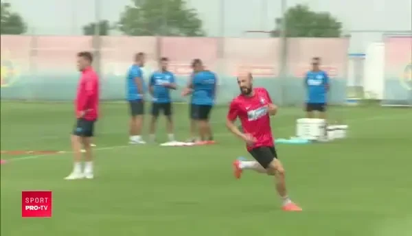 Nici Anfield nu a fost inaugurat asa! :) Zeci de oameni in tribune la deschiderea unui teren de fotbal din Liga 5! Mingea este adusa cu elicopterul