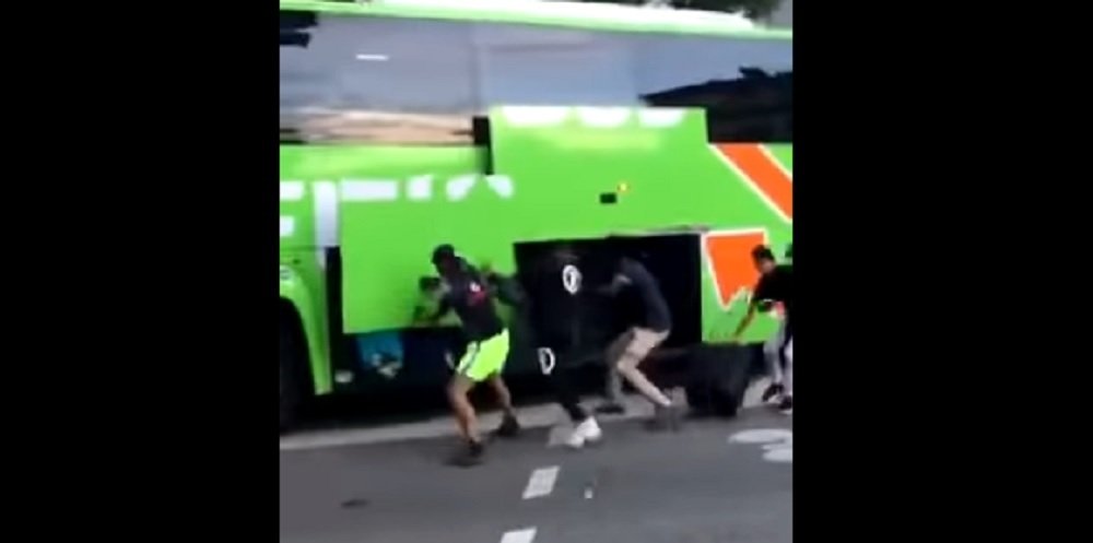 Imagini incredibile intr-un oras al Frantei! Cum este jefuit un autocar plin cu pasageri aflat in mers, de o banda de talhari