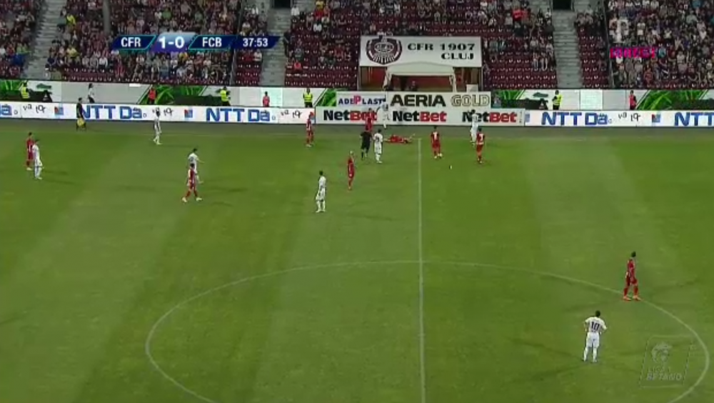 Tucudean si-a SPART CAPUL si a INNEBUNIT de nervi in timpul meciului! Imagini INCREDIBILE la Cluj_2