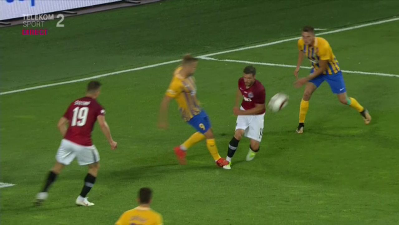 Moment incredibil pentru Chipciu la debutul la Sparta! A cazut in careu, arbitrul a apelat la VAR! Ce s-a intamplat dupa_2