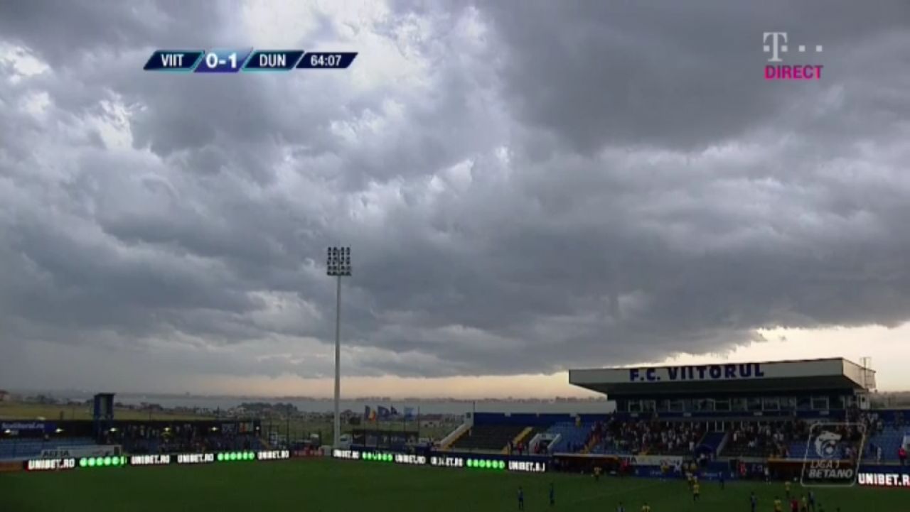 Furtuna TERIBILA pe litoral! S-au adunat nori apocaliptici si a cazut curentul! Meciul Viitorului a fost OPRIT si toti suporterii au plecat_3