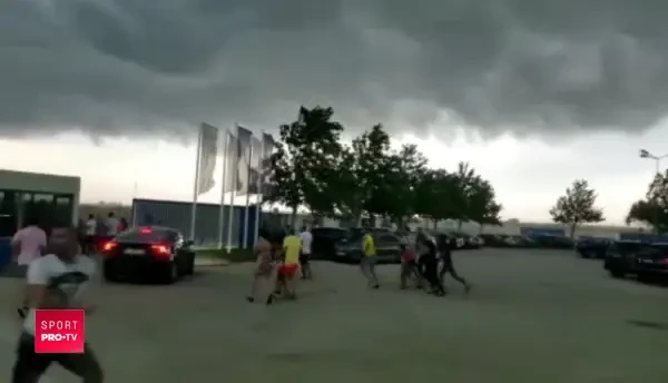 Furtuna TERIBILA pe litoral! S-au adunat nori apocaliptici si a cazut curentul! Meciul Viitorului a fost OPRIT si toti suporterii au plecat