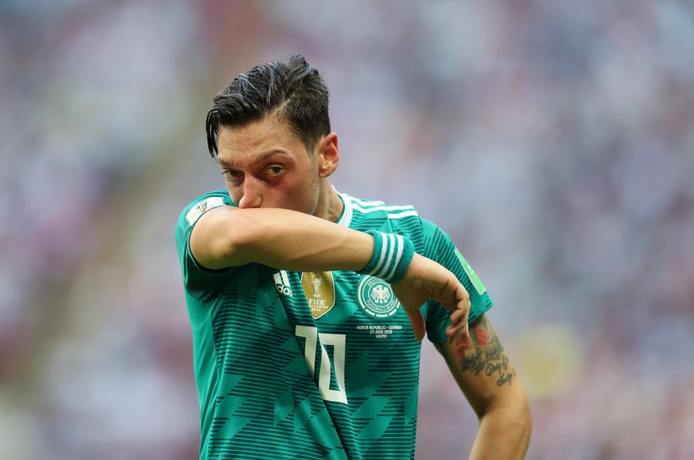 S-a retras?! Ce bine! Oricum joaca DE RAHAT de ani intregi . Seful lui Bayern, atac devastator la Mesut Ozil