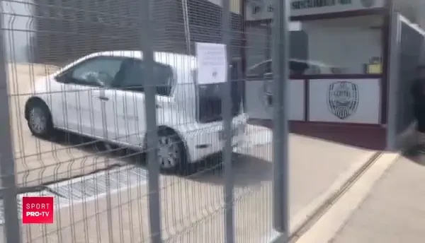 Imagini cu Nicusor Stanciu la petrecerea de TITLU a Slaviei. S-a dansat in izmene, s-a baut sampanie si s-a fumat trabuc!_8