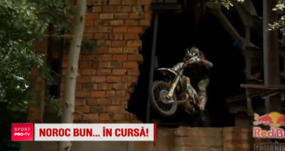 A doua zi pe munte a fost infernala pentru pilotii de la Romaniacs! S-au chinuit pe pietre si au sarit prin zidul unei cladiri: VIDEO