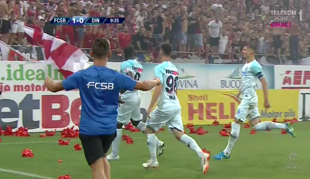 Sunete de maimute in galeria lui Dinamo, de fiecare data cand mingea e la Gnohere // UPDATE: Gnohere a avut o discutie cu Hategan la pauza_5