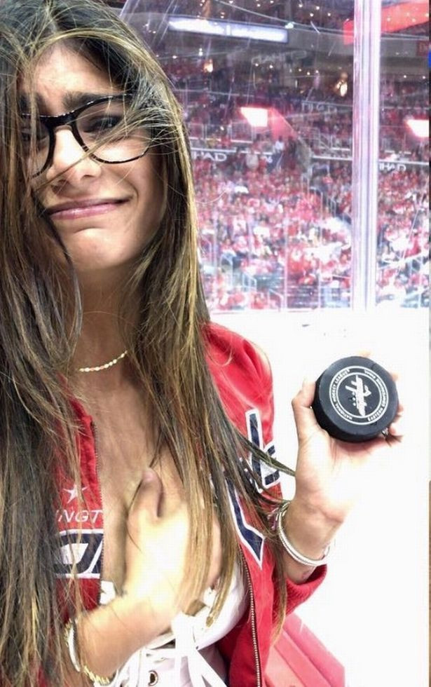Mia Khalifa, LOVITA cu pucul in silicoane la un meci de hochei! E INCREDIBIL ce a urmat: Trebuie sa ma operez