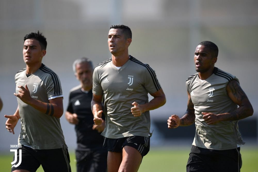 Primele imagini cu Ronaldo la Juventus! S-a distrat cu mingea ca un copil. VIDEO