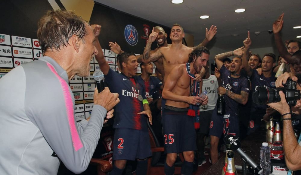 Imagini FABULOASE cu Neymar dupa Supercupa Frantei! L-a facut VARZA pe Tuchel in vestiar. Neamtul a luat microfonul. Ce a urmat