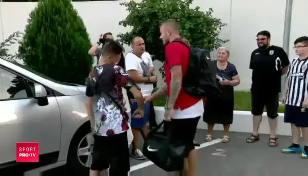 Cu bunicuta la meci! Imagini senzationale cu Denis Alibec dupa jocul cu Sepsi! Ce a facut la iesirea din stadion