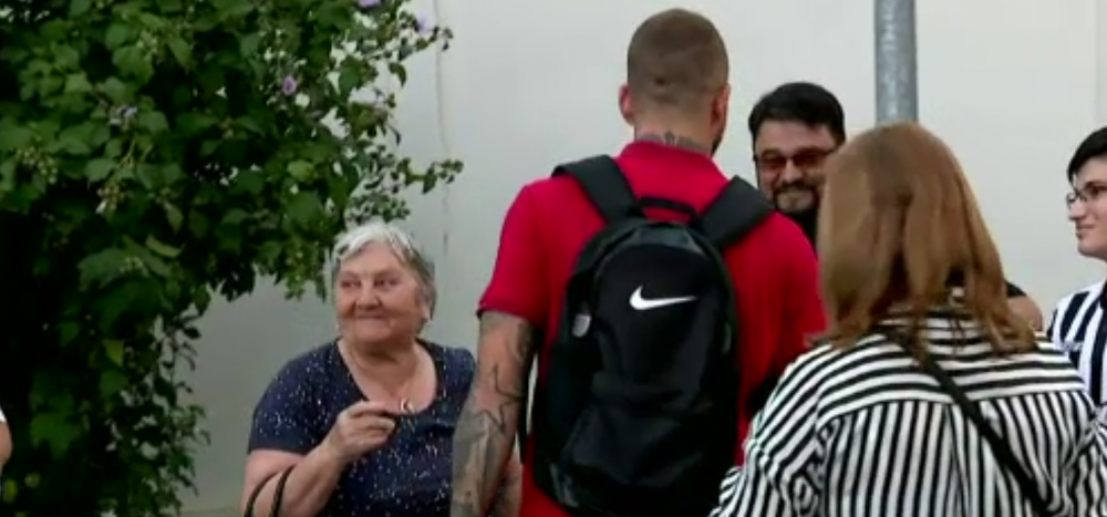 Cu bunicuta la meci! Imagini senzationale cu Denis Alibec dupa jocul cu Sepsi! Ce a facut la iesirea din stadion