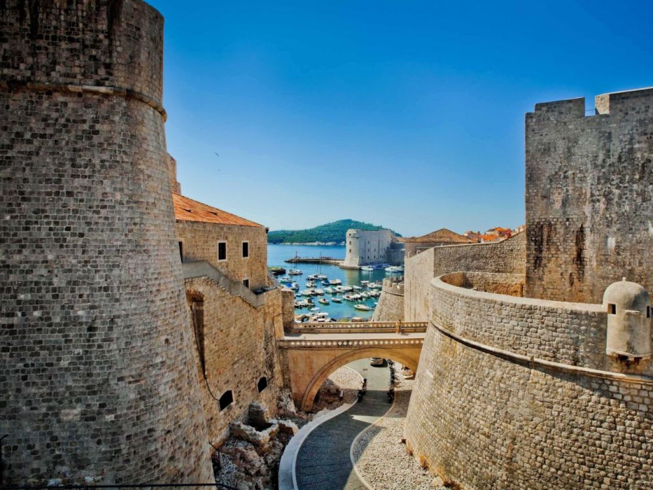 HAJDUK SPLIT - FCSB, PROTV | Nu e manea, e realitatea: Dica, Morutan si Man, pe urmele lui Daenerys Targaryen. FOTO_1