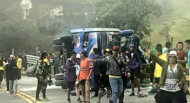 Tragedie in Ecuador: 12 fani au murit si 30 au fost raniti dupa ce autocarul s-a rasturnat!