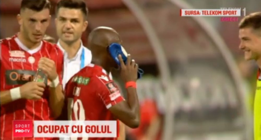 Alo, aici Dinamo! Mahlangu a oferit faza etapei in Liga 1! Reactia geniala a lui Bratu: Pe Nelson Mandela, de unde sa stiu pe cine a sunat? :)