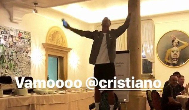 Clipul pe care nu trebuie sa-l ratezi :)) Cristiano Ronaldo a trecut prin INITIERE la Juventus! Cum a cantat o melodie ROCK