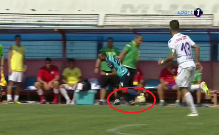 FAZA ZILEI: Sandoi a intrat in teren si i-a pus piedica unui adversar! Arbitrul l-a eliminat imediat