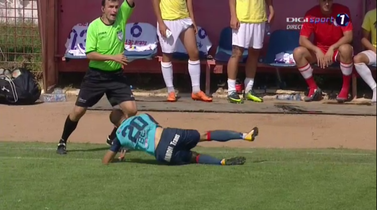 FAZA ZILEI: Sandoi a intrat in teren si i-a pus piedica unui adversar! Arbitrul l-a eliminat imediat_2