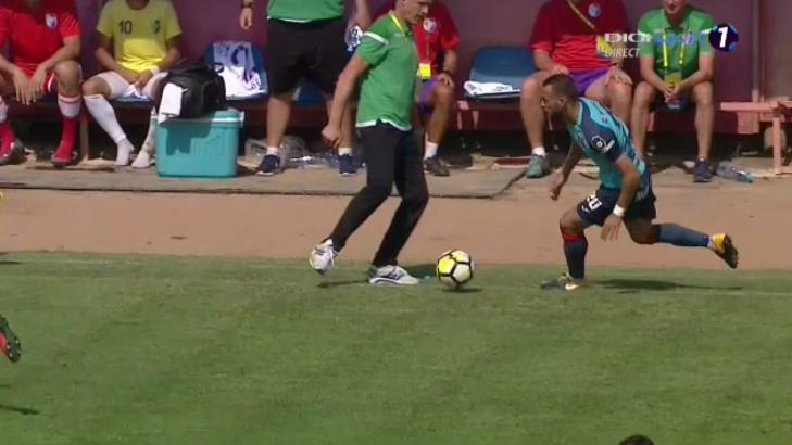 FAZA ZILEI: Sandoi a intrat in teren si i-a pus piedica unui adversar! Arbitrul l-a eliminat imediat_3