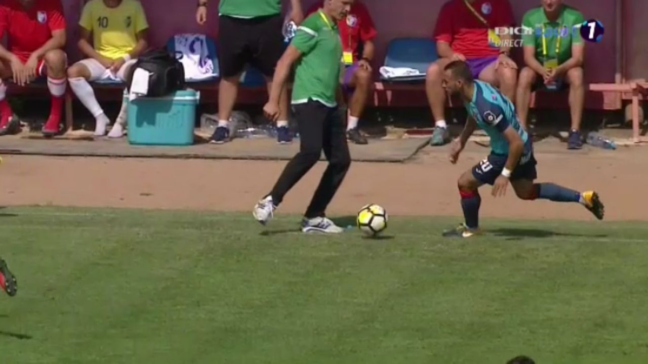 FAZA ZILEI: Sandoi a intrat in teren si i-a pus piedica unui adversar! Arbitrul l-a eliminat imediat_3