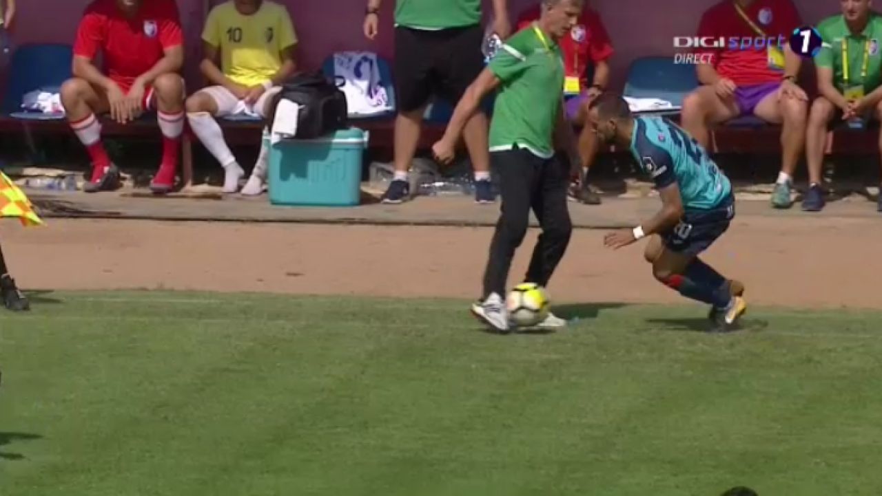 FAZA ZILEI: Sandoi a intrat in teren si i-a pus piedica unui adversar! Arbitrul l-a eliminat imediat_4