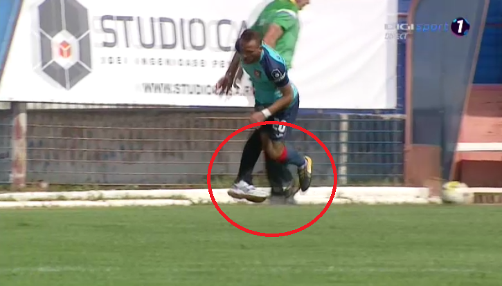 FAZA ZILEI: Sandoi a intrat in teren si i-a pus piedica unui adversar! Arbitrul l-a eliminat imediat_7