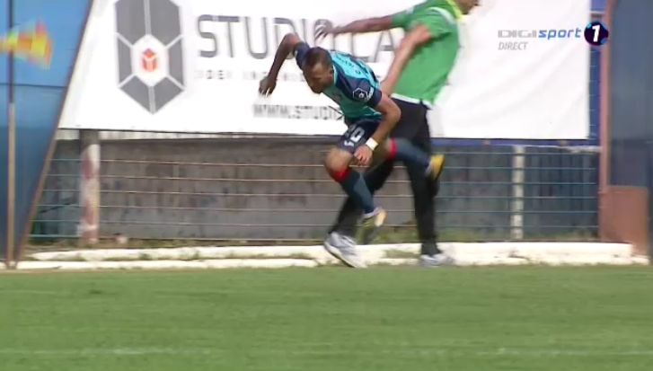 FAZA ZILEI: Sandoi a intrat in teren si i-a pus piedica unui adversar! Arbitrul l-a eliminat imediat_8