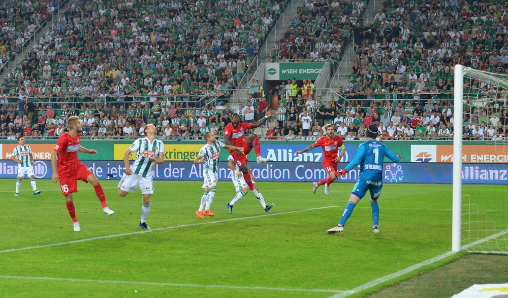 FCSB - Rapid Viena, in direct la PRO TV | Probleme la austrieci! Un titular s-a accidentat la antrenamentul de pe National Arena: E victima gazonului